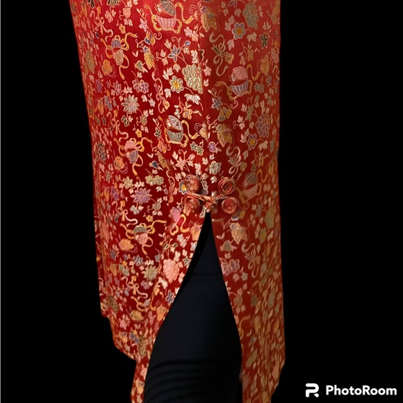 Vintage Asian long jacket with beautiful side detail and red satin lining - Picture 4 of 9